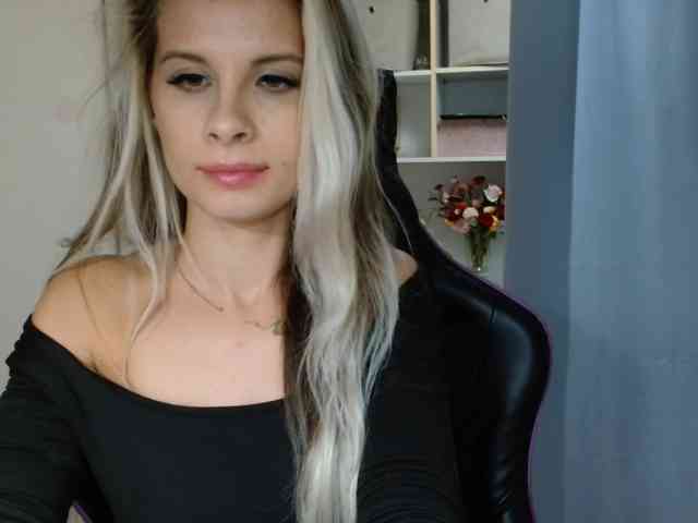 Model: KristineNatural