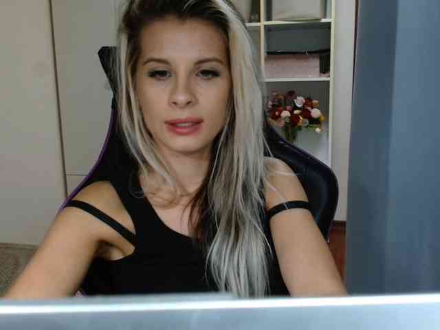 Model: KristineNatural