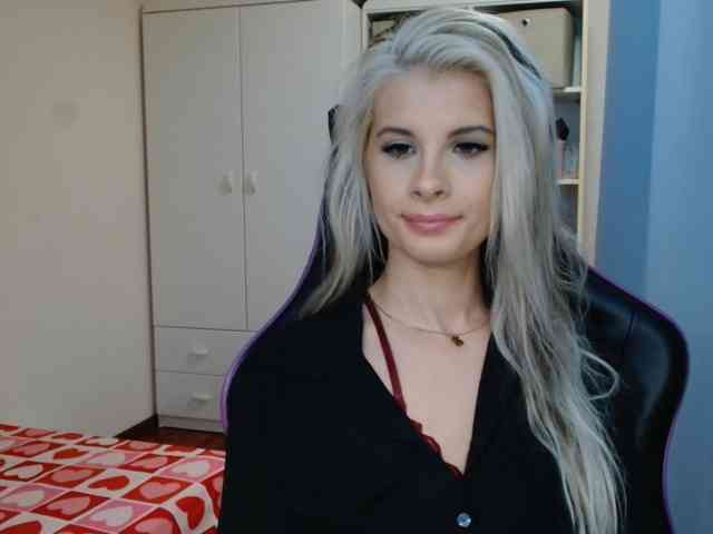 Model: KristineNatural