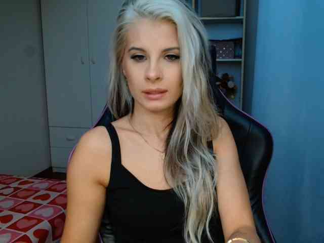 Model: KristineNatural
