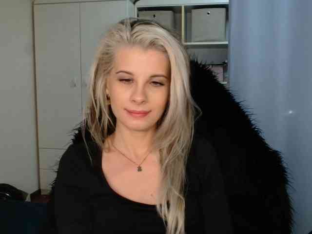 Model: KristineNatural