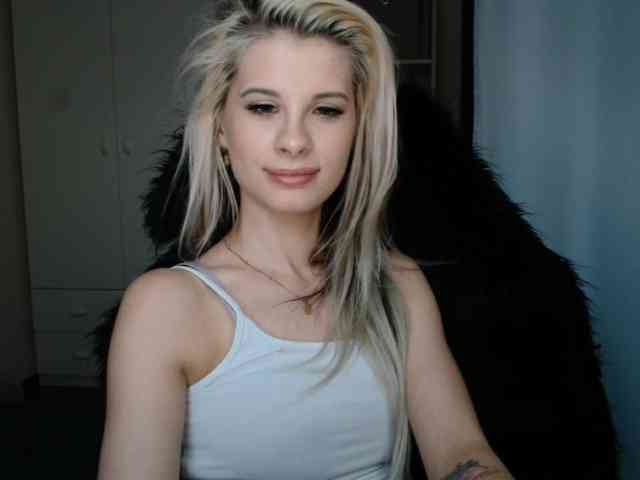 Model: KristineNatural