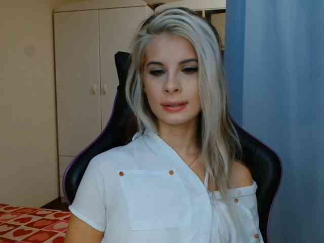 Model: KristineNatural