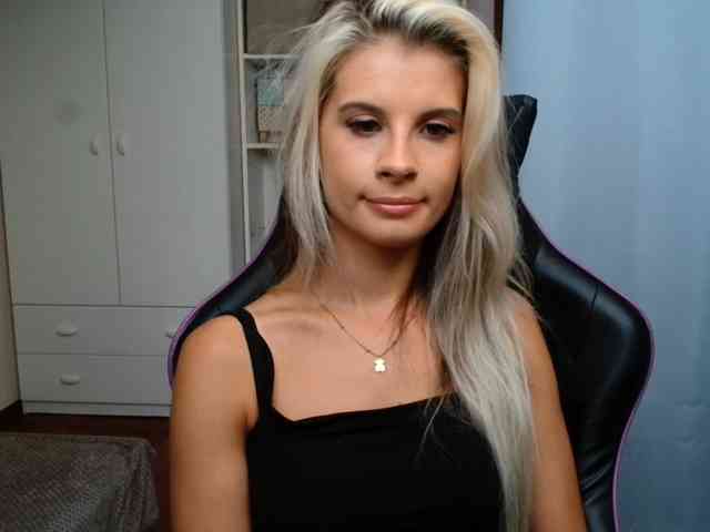 Model: KristineNatural