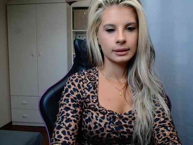 Model: KristineNatural