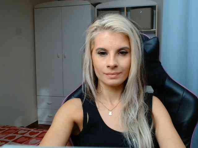 Model: KristineNatural