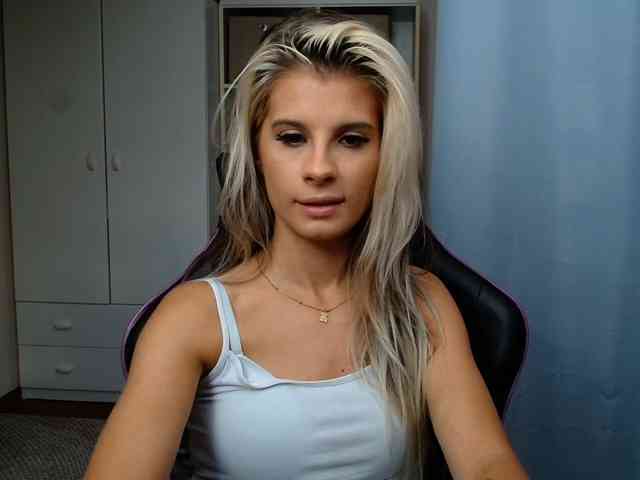 Model: KristineNatural