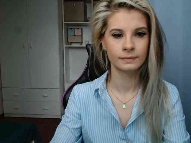 Model: KristineNatural
