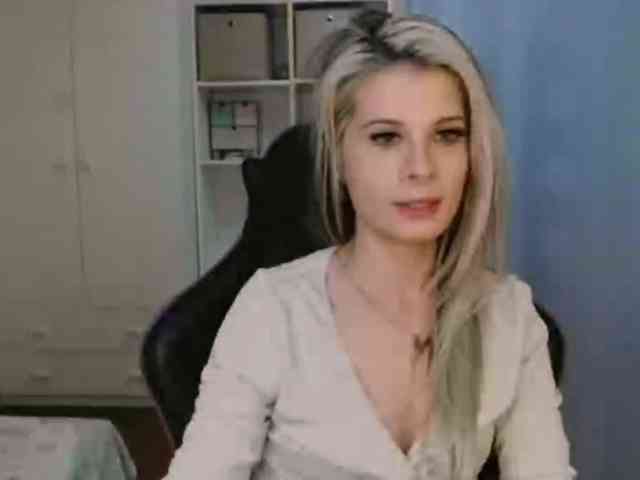 Model: KristineNatural