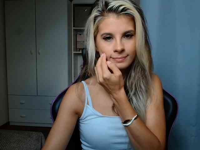 Model: KristineNatural