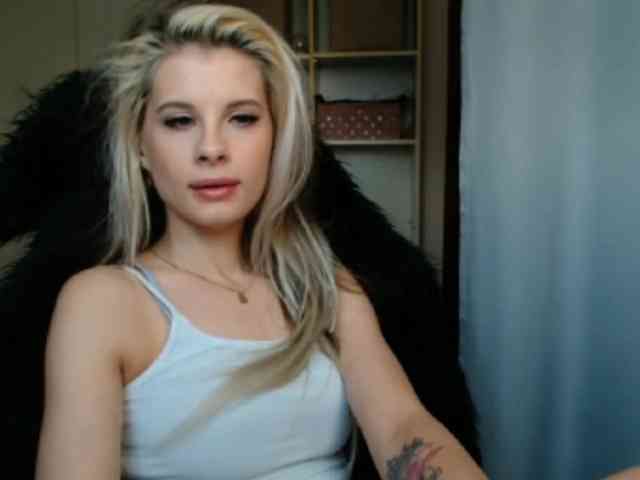 Model: KristineNatural