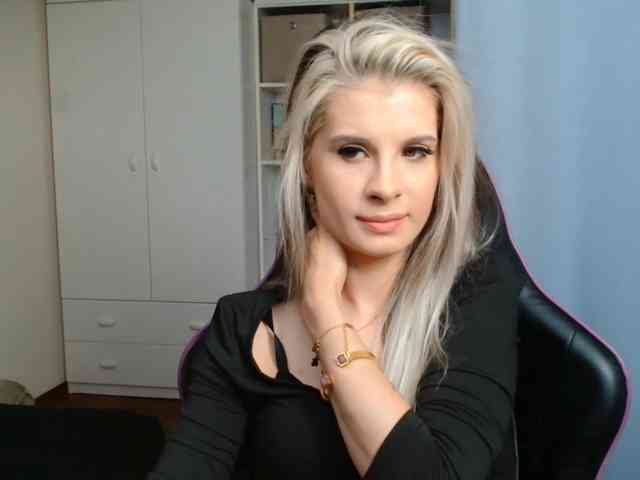 Model: KristineNatural