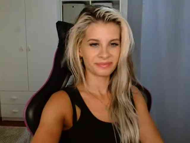 Model: KristineNatural