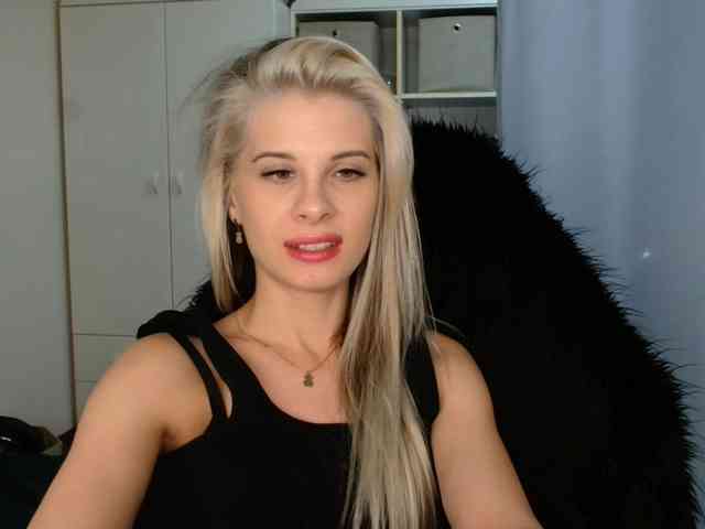 Model: KristineNatural