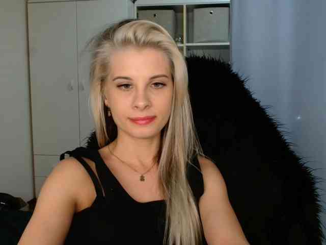 Model: KristineNatural