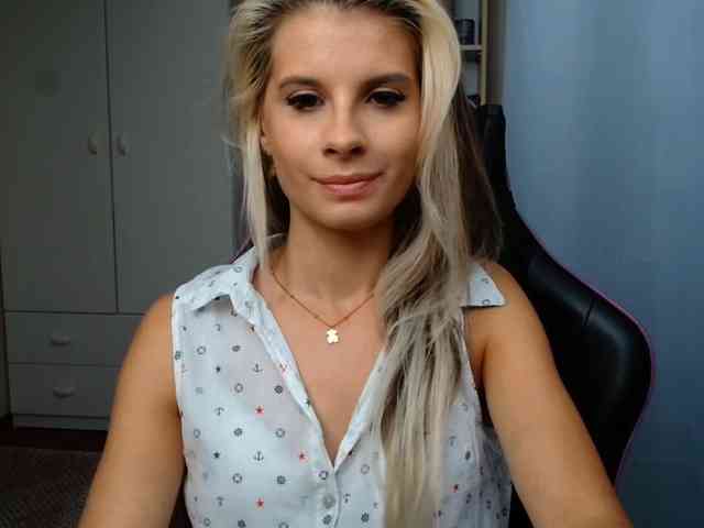 Model: KristineNatural