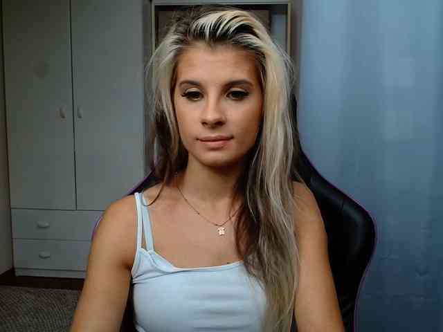 Model: KristineNatural