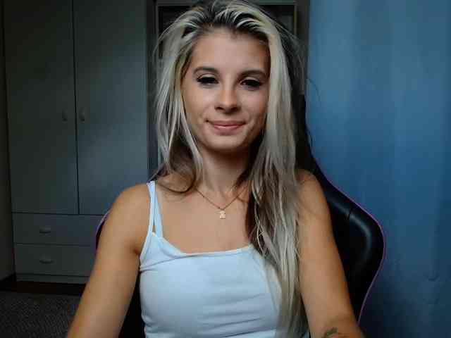 Model: KristineNatural