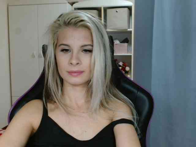 Model: KristineNatural