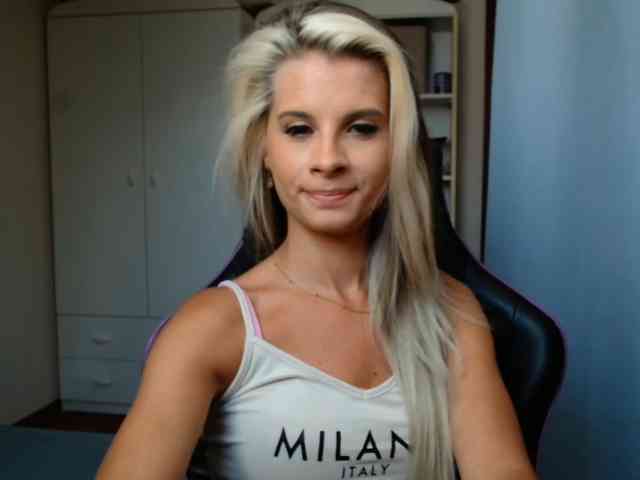 Model: KristineNatural