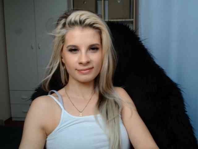 Model: KristineNatural