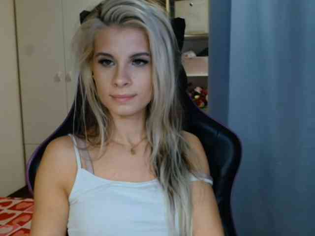 Model: KristineNatural