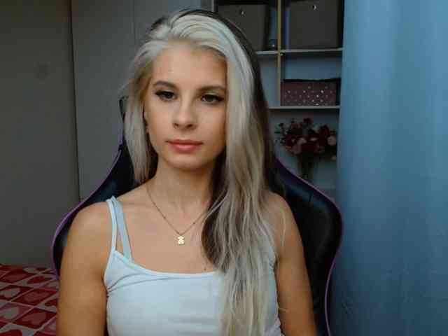 Model: KristineNatural