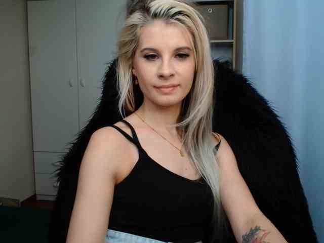 Model: KristineNatural