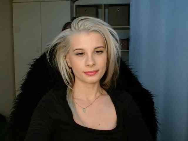 Model: KristineNatural