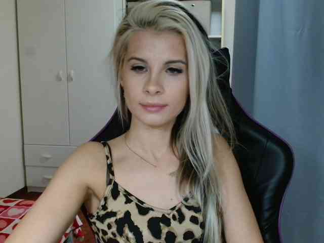 Model: KristineNatural