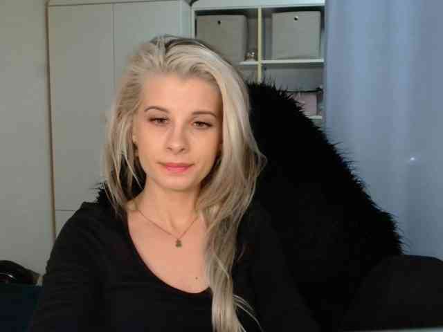 Model: KristineNatural