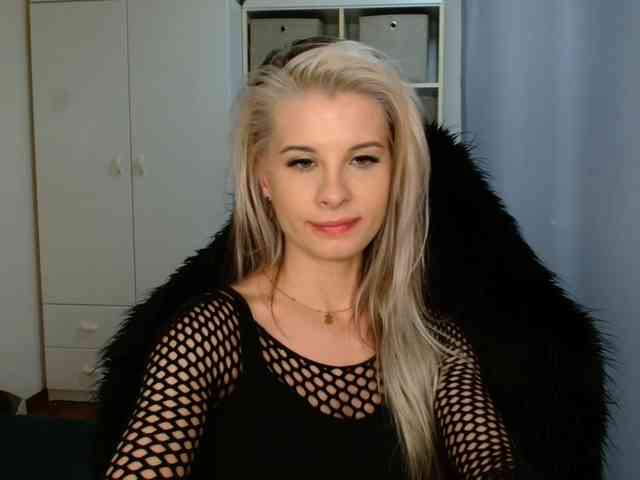 Model: KristineNatural