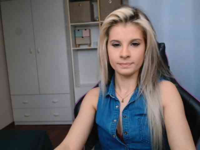 Model: KristineNatural