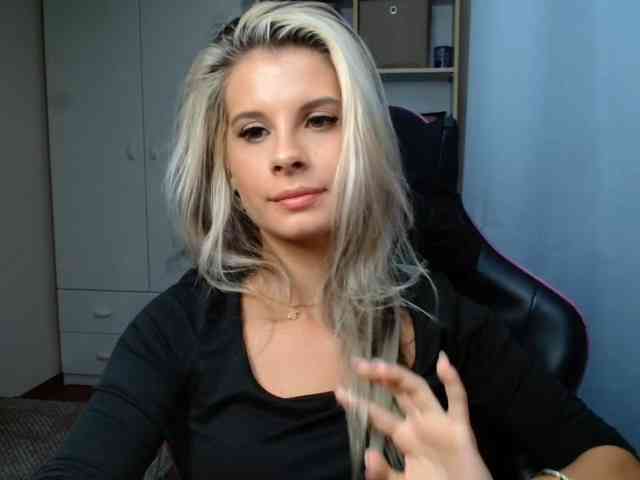 Model: KristineNatural