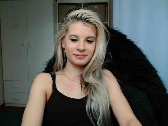 Model: KristineNatural