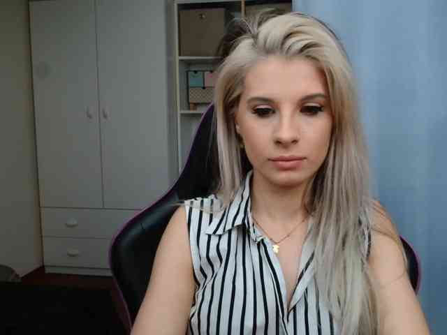 Model: KristineNatural