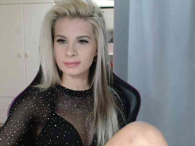 Model: KristineNatural