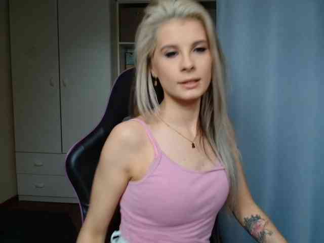 Model: KristineNatural