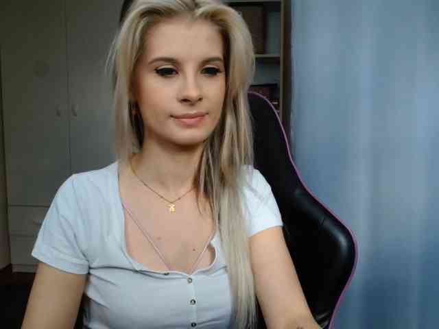 Model: KristineNatural