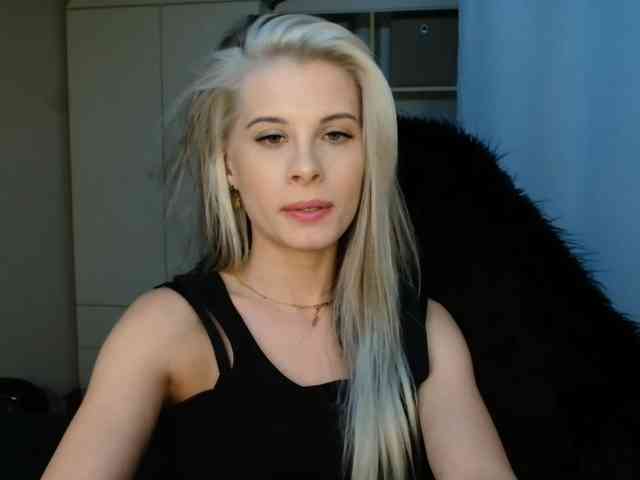 Model: KristineNatural