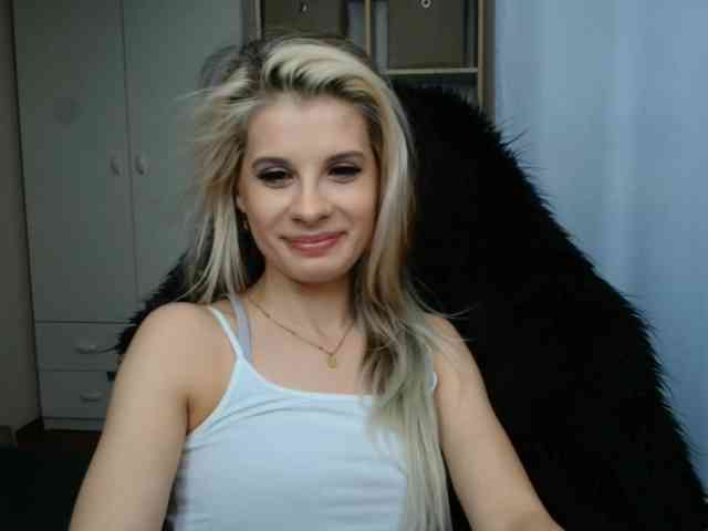 Model: KristineNatural