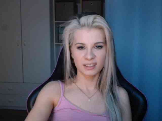 Model: KristineNatural
