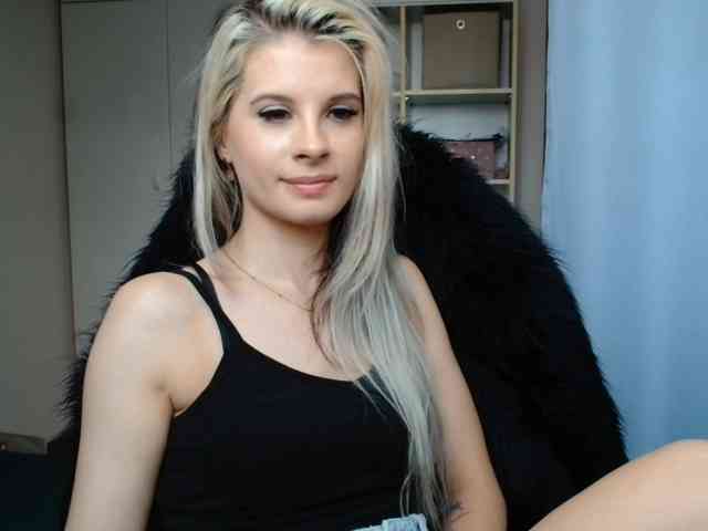 Model: KristineNatural