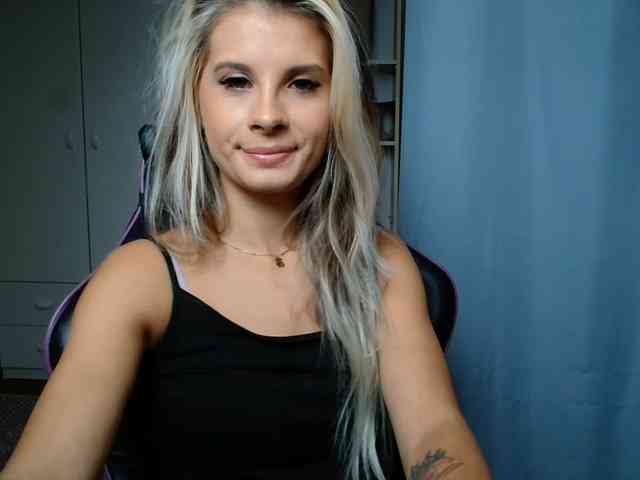 Model: KristineNatural