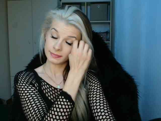 Model: KristineNatural
