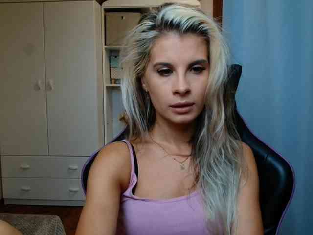 Model: KristineNatural