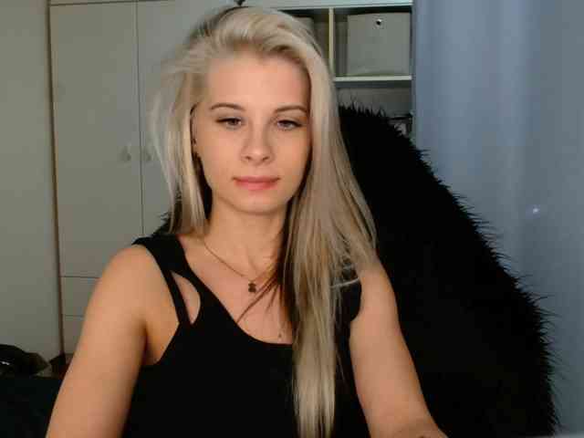 Model: KristineNatural