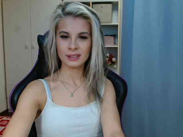 Model: KristineNatural
