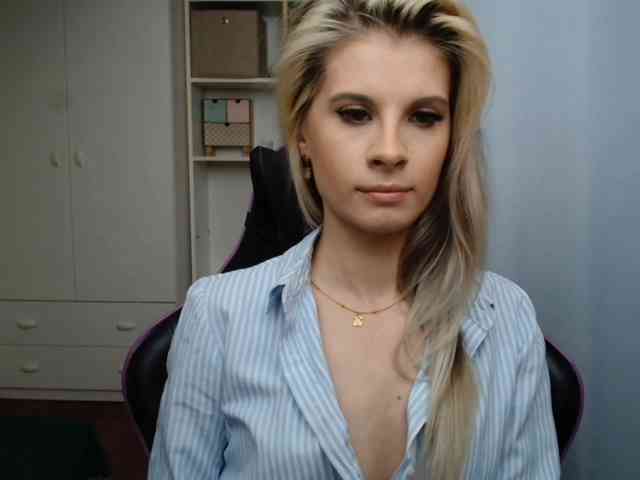 Model: KristineNatural