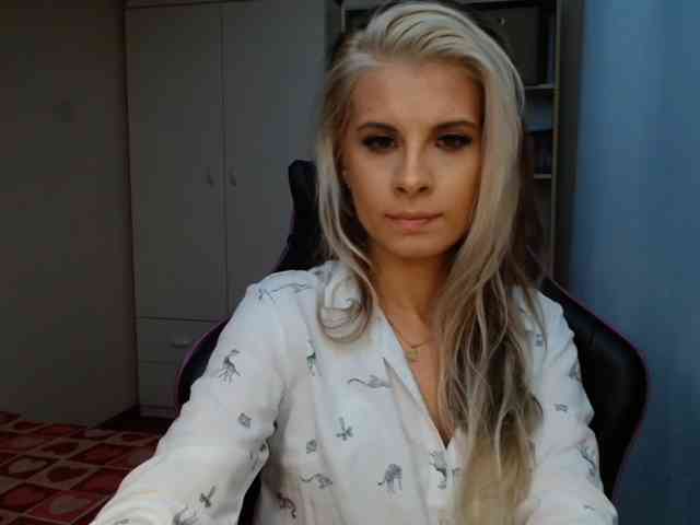 Model: KristineNatural
